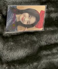 Lia紅色蝴蝶結