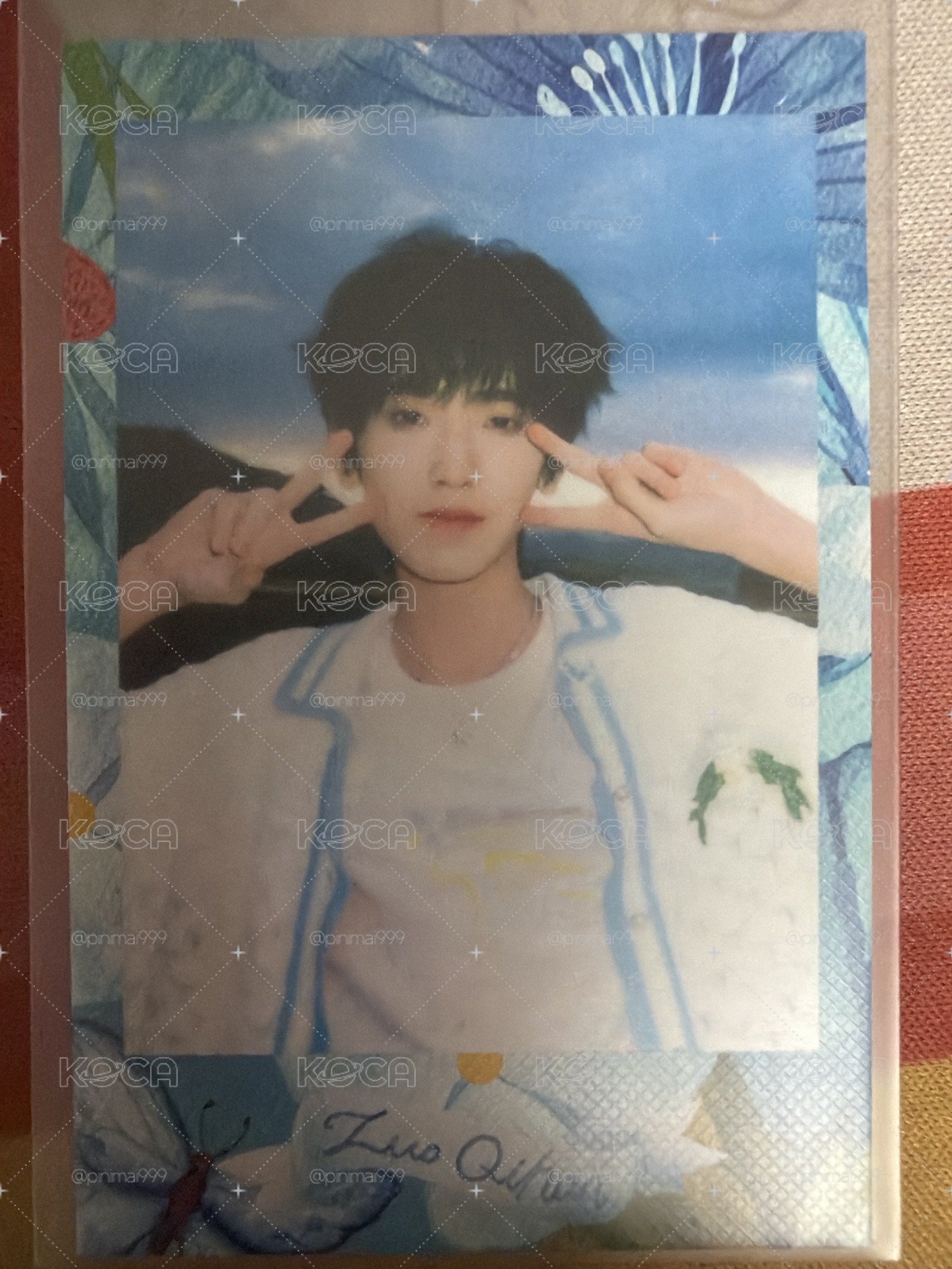 左奇函小行囊雙手比耶拍立得