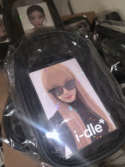 i-dle 娃包 含小卡