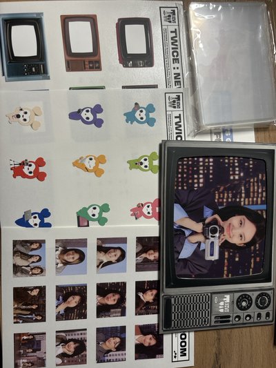  TWICE [ NEWS ROOM ] 2024 SEASON’S GREETINGS 年曆組合