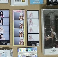 會展 黑色框 金髮冬 一張