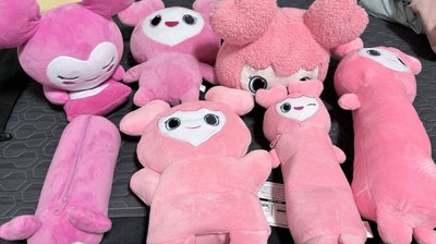 賣TWICE MOMO GIGO、長條娃、水壺包、手掌偶、大趴娃