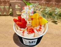 manhattan-roll 喜多川海夢のアイス 税込¥990Base:ミルクMix in:イチゴTopping: マンゴー、イチゴ、生クリーム、イチゴソース、金平糖、ミント