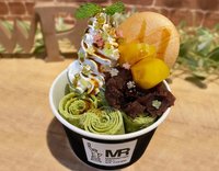 manhattan-roll 五条新菜のアイス 税込¥990Base:ミルクMix in:抹茶Topping: 栗の甘露煮、生クリーム、黒蜜、金平糖、最中、あんこ、ミント