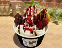 manhattan-roll リズのアイス 税込¥990Base:ミルクMix in: なしTopping: 生クリーム、チョコソース、ラズベリーソース、スポンジ、ミルクチョコ、ラズベリー、ミント