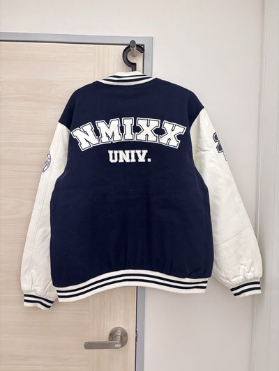 NMIXX 棒球外套 UNIVERSITY 