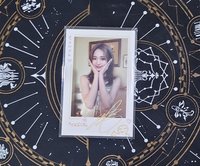 白衣捧臉拍立得