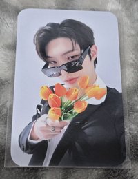 🐥戴墨鏡拿花