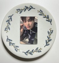小狗採路邊野草