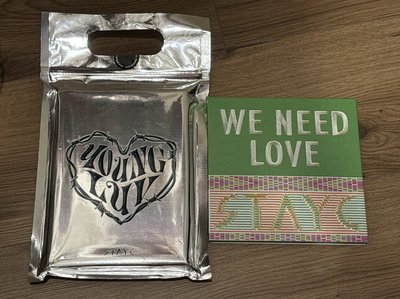 空專／STAYC／YOUNG-LUV.COM 黑版、WE NEED LOVE綠版