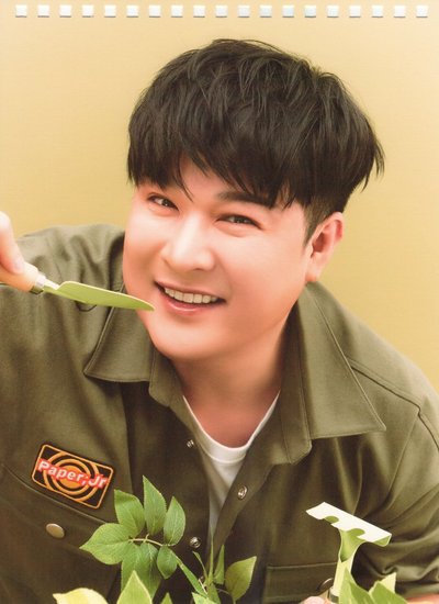 全新SUPER JUNIOR 2024 SEASON’S GREETINGS桌曆  內含各月份成員照片、筆記本/日記本