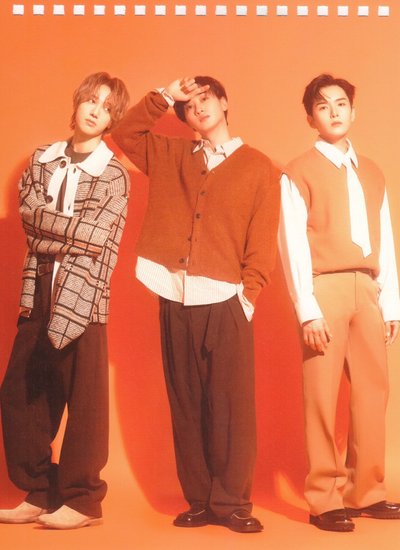 全新SUPER JUNIOR 2024 SEASON’S GREETINGS桌曆  內含各月份成員照片、筆記本/日記本