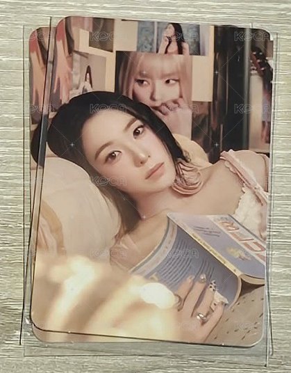 官拍-躺著拿書
