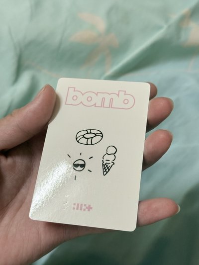 ILLIT（勿直拍