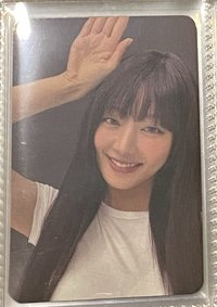 中背白衣妮