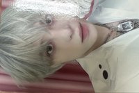 潤浩臉頰拳（有廠瑕直線，無光狀態看不出來）