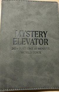 24 fm 2024 年「Mystery Elevator」巡迴演唱會的 護照套 