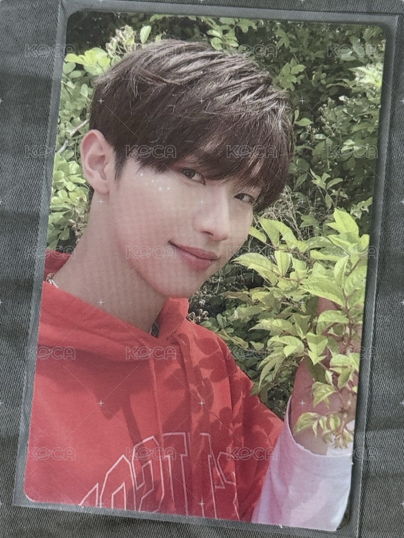현우迷二專卡 紅衣服