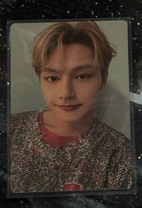 金髮毛衣俊