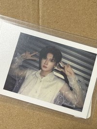 小魚雙手比耶