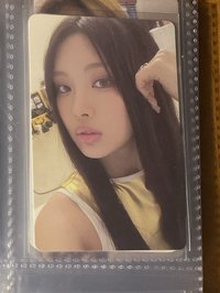 黃背心側臉摸頭