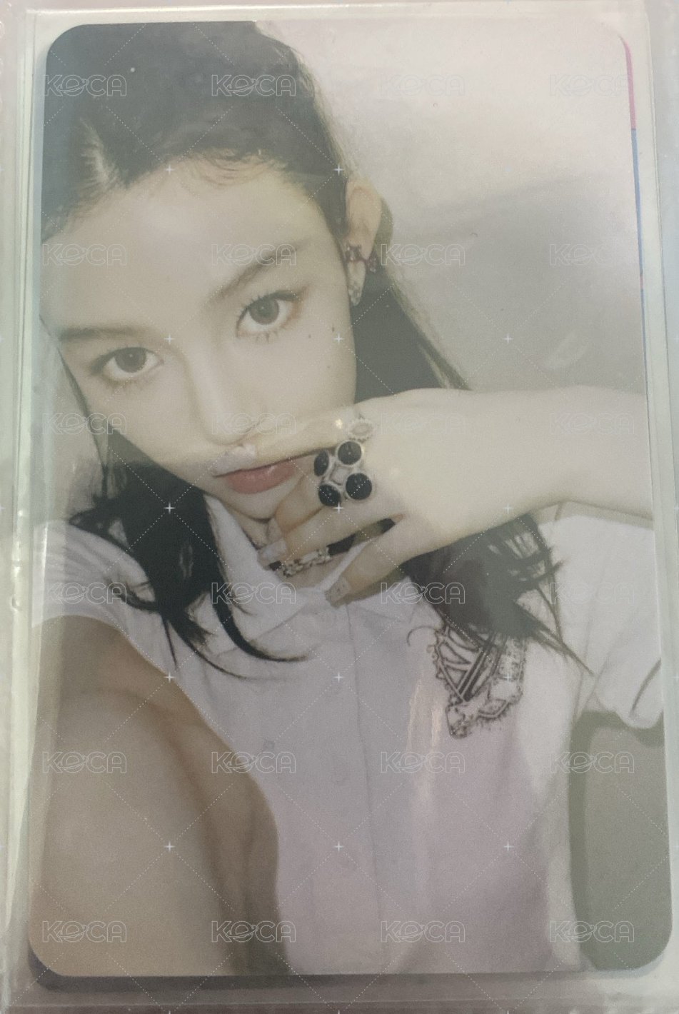 白衣咬手指