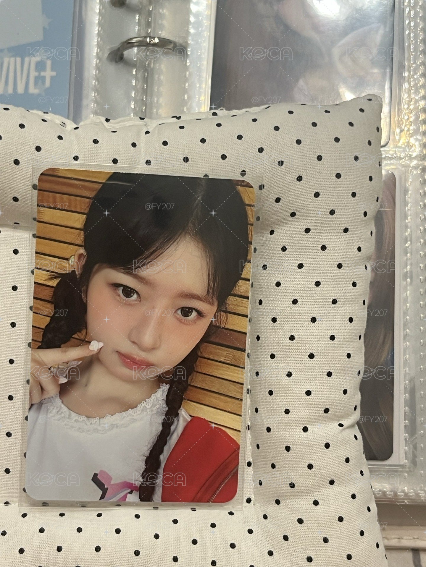 小辮子戳臉怜