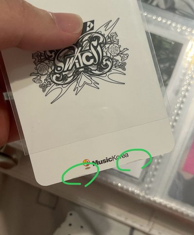 小辮子戳臉怜