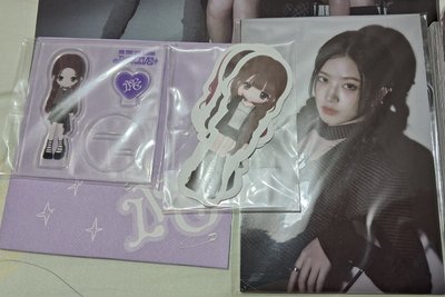 韓專已拆+兪真小卡+兪真立牌 貼紙 海報 明信片(無員)