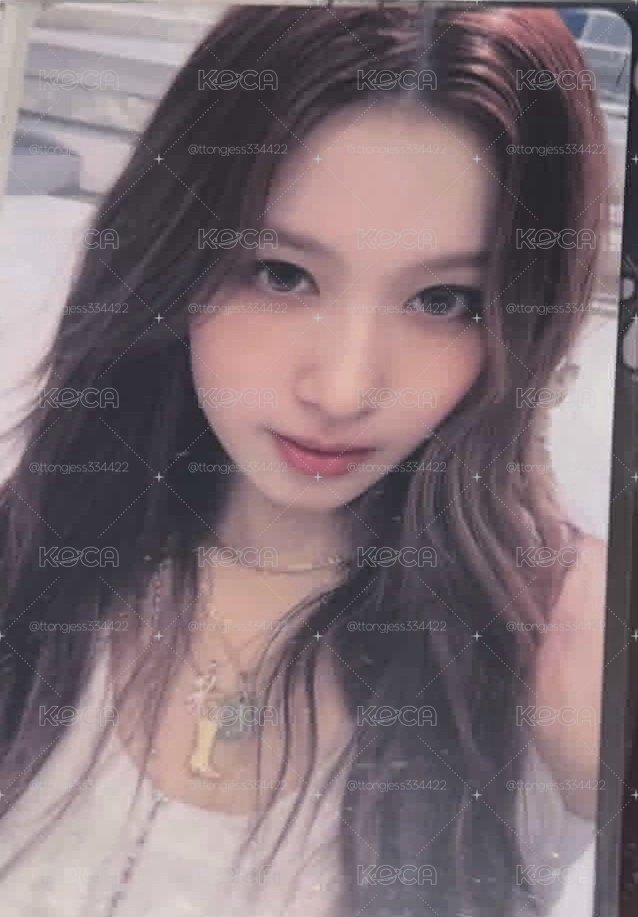 yzy sana 簽售卡