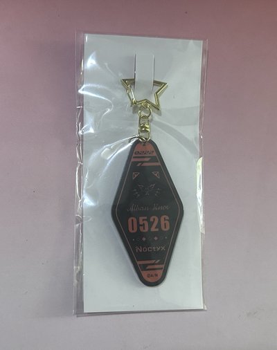 全新未拆 半週年鑰匙圈、金屬別針徽章