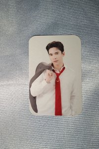 Max 沒穿好外套