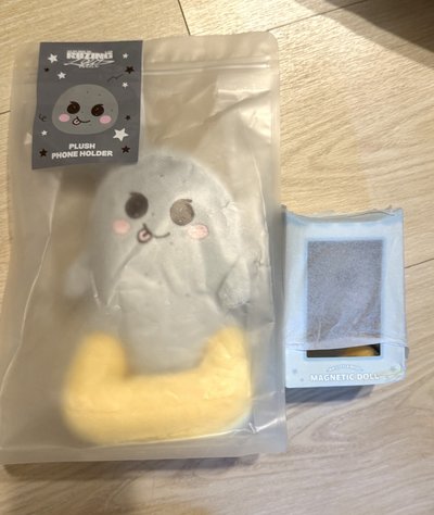 當日發 RIIZE坐姿娃+手機支架