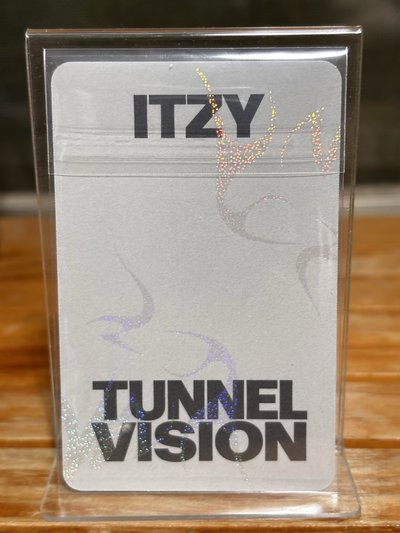 Lia TUNNEL VISION Projection 專輯卡