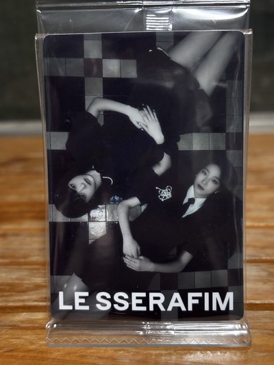 LE SSERAFIM CRAZY 日本萬代威化餅卡片貼紙系列 隨機卡 N-09