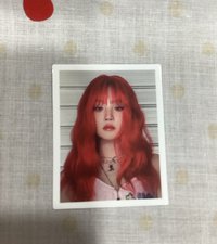 Yuqi紅髮證件照