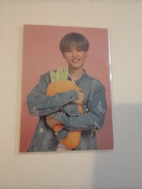 他抱蘿蔔欸？？好可愛