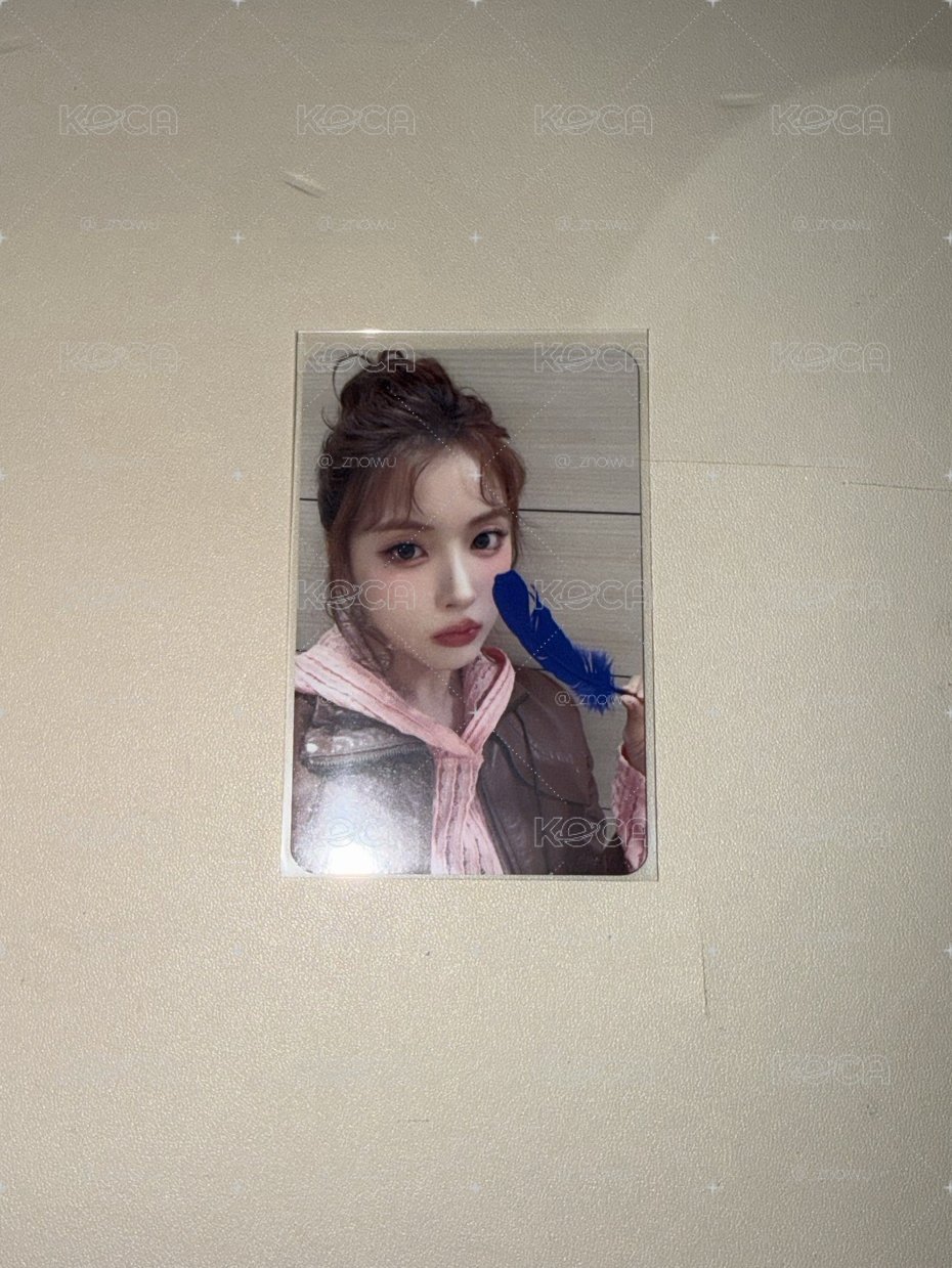 NMIXX Jiwoo 藍羽毛