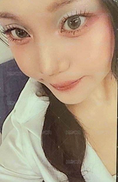 UMJI 卡包卡  白衣靠近鏡頭