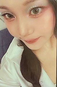 UMJI 卡包卡  白衣靠近鏡頭