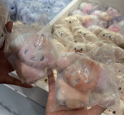 左邊那隻彩娃潤含卡贈兩張潤卡和圍兜兜