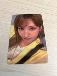Somi（黃衣）