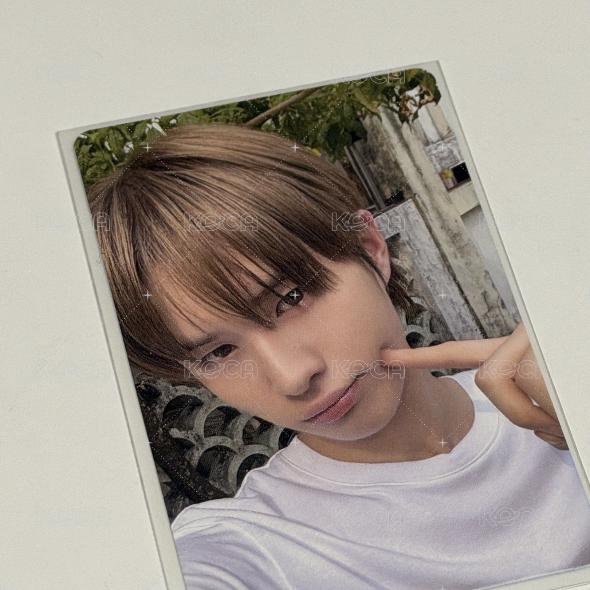 迷二戳臉頰