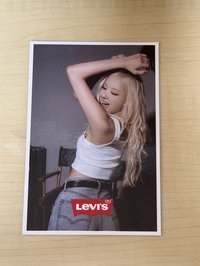Ros’e Levi’s 代言卡 抬手