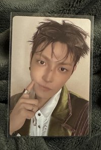 弘中點臉頰