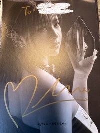 NICO拿鏡子