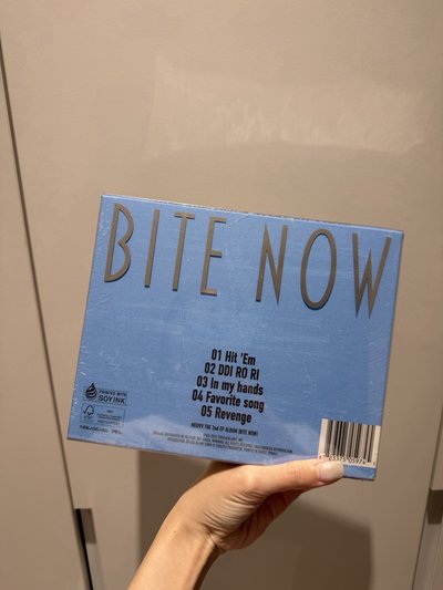 MEOVV bite now 未拆美版親簽專（內附一張美版限定團卡）