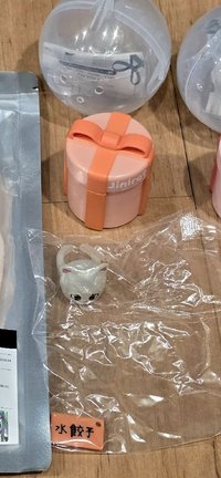 戒指扭蛋（左）