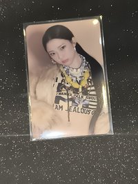 露叉腰
