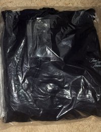 右邊深色10週年展覽帽T